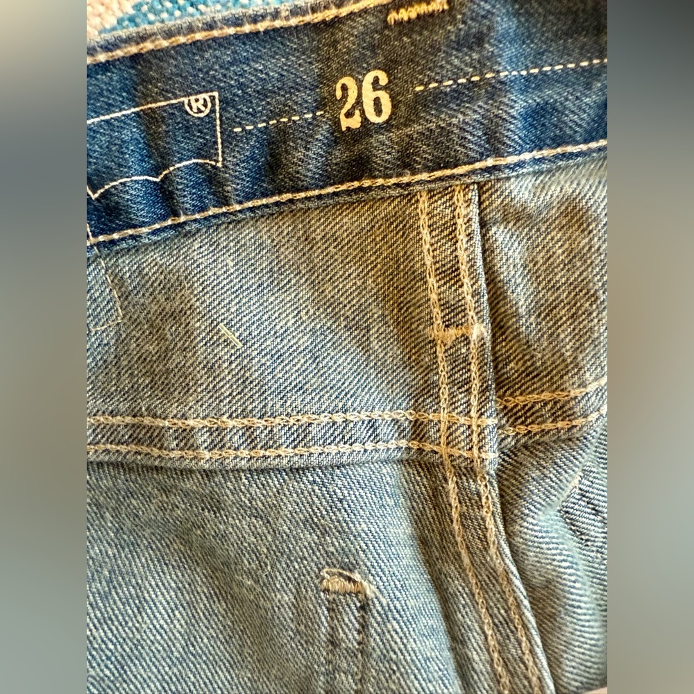 Levi’s Women’s 501 Mid Thigh Distressed Denim Short Size 26W - Picture 13 of 13